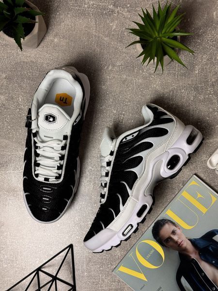 Black-and-white sneakers in the Tn style